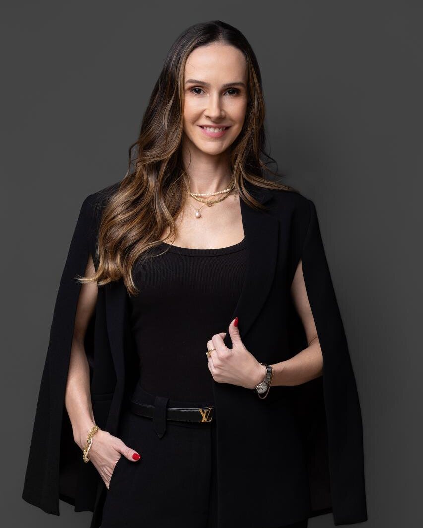 Retrato da Dra. Fernanda Munhoz em estúdio, de vestido preto
